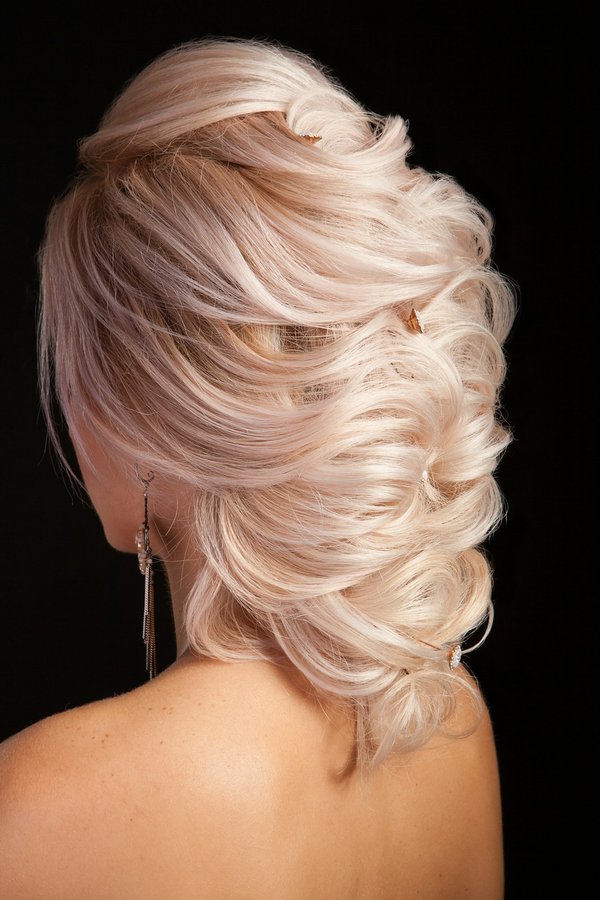 Comment réaliser une coiffure de mariage chic et élégante à domicile ?